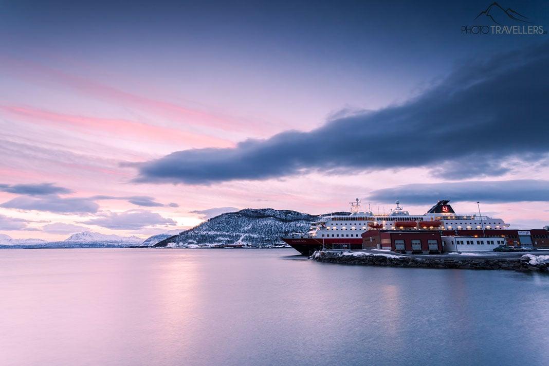 A balsa Hurtigruten MS Richard With no porto de Harstad