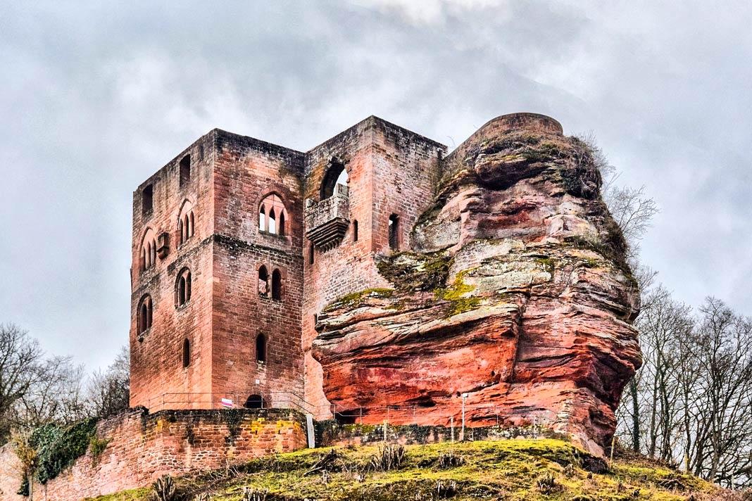 La ruina del castillo de Frankenstein con el notable monolito de arenisca