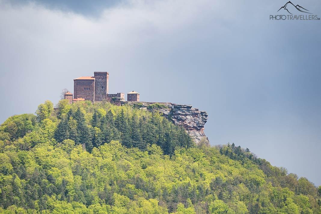 La vista del castillo de Reichsburg Trifels