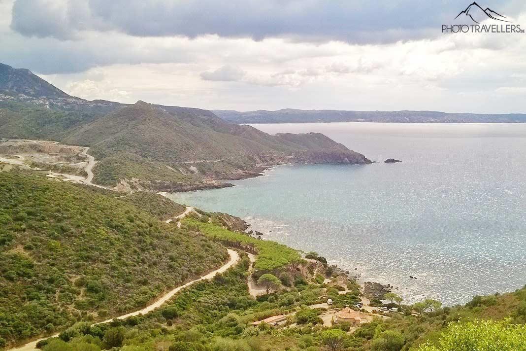 Vue d'en haut sur la côte près de Masua en Sardaigne