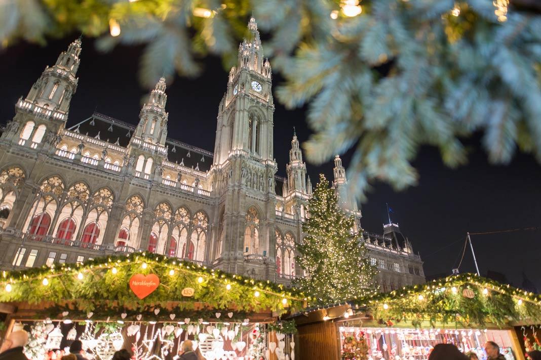 El mercado navideño frente al Ayuntamiento de Viena