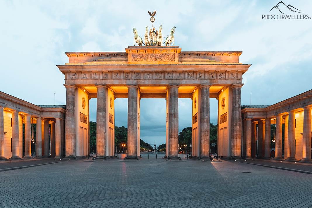 La iluminada Puerta de Brandeburgo en Berlín