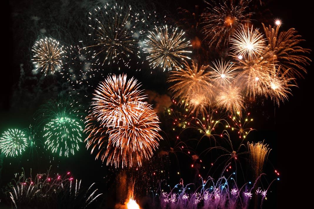 Un gran espectáculo de fuegos artificiales sobre Funchal en Madeira