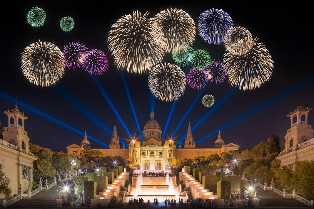 El espectáculo de fuegos artificiales sobre el Museo Nacional en Barcelona