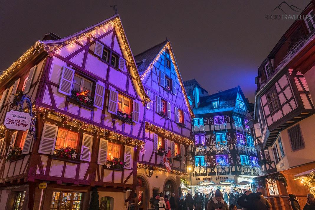 Casas de entramado de madera iluminadas en Navidad en Colmar