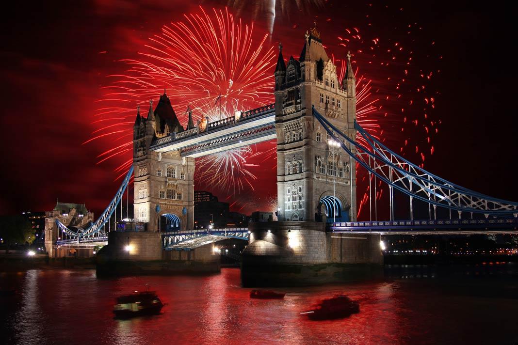 Fuegos artificiales sobre el Puente de la Torre en Londres