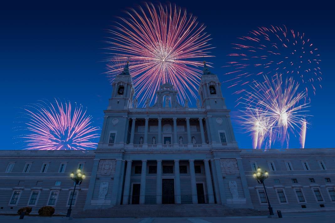 El espectáculo de fuegos artificiales sobre la catedral de Madrid