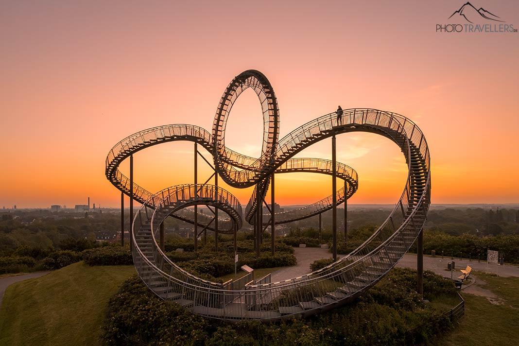 Blogueira de viagens Biggi Bauer pela manhã na escultura de montanha-russa Tiger & Turtle em Duisburg