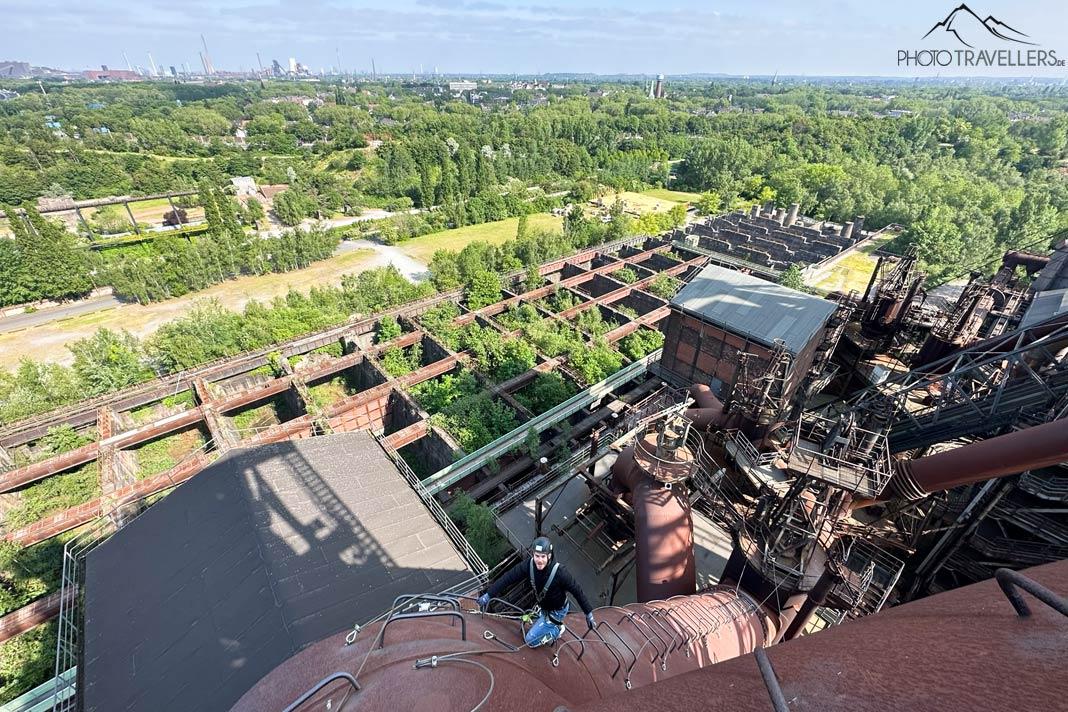 Blogueiro de viagens Florian Westermann no parque de aventura no Landschaftspark Duisburg-Nord