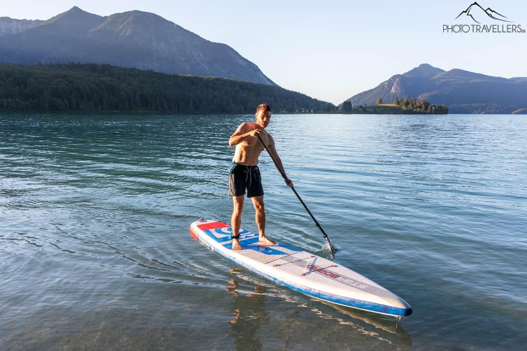 Flo en un SUP en el Walchensee