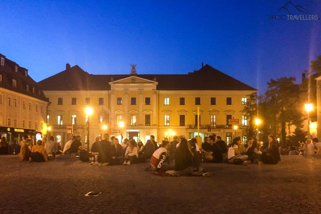 La place Bismarck avec le théâtre de Ratisbonne le soir