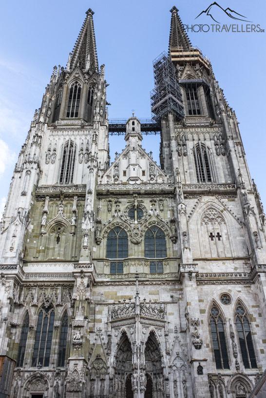 La façade gothique de la cathédrale de Ratisbonne