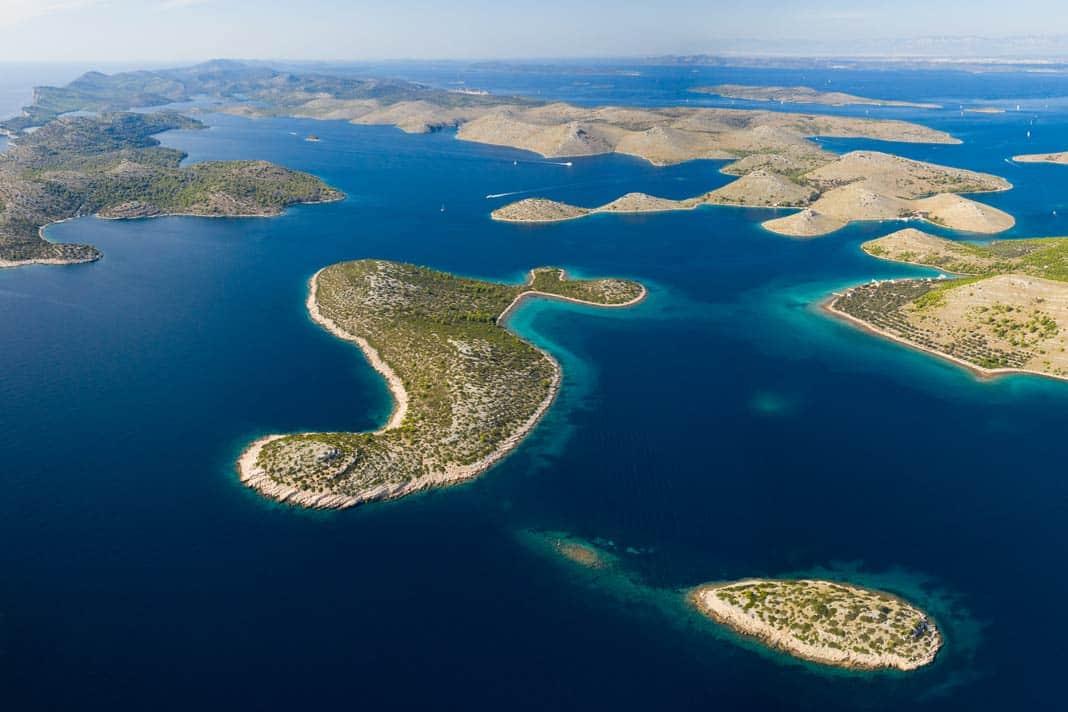 Vue d'en haut des nombreuses îles du parc national des Kornati
