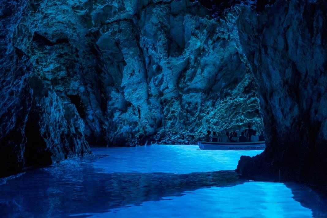 Un bateau avec des touristes dans la grotte bleue sur l'île de Biševo