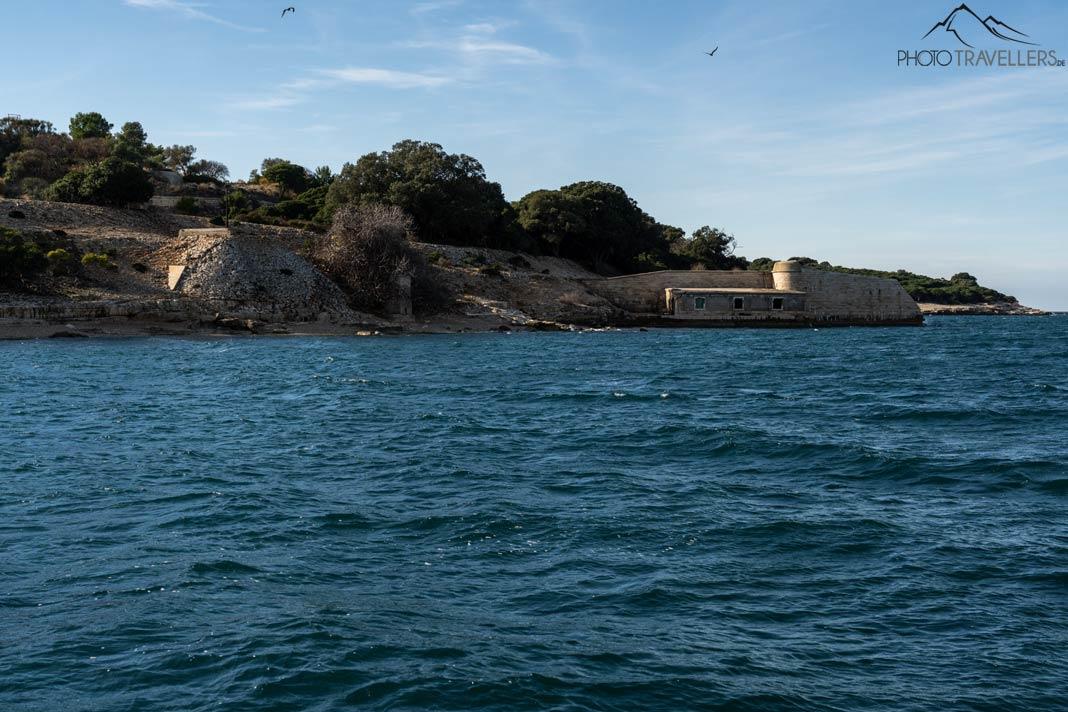 Une ruine sur l'île de Veliki Brijun dans le parc national de Brijuni