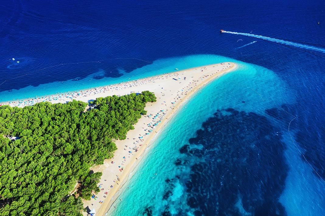 Vue aérienne de la colline dorée de Brač