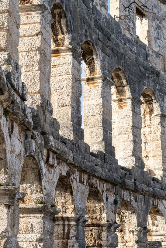 Les murs de l'amphithéâtre à Pula