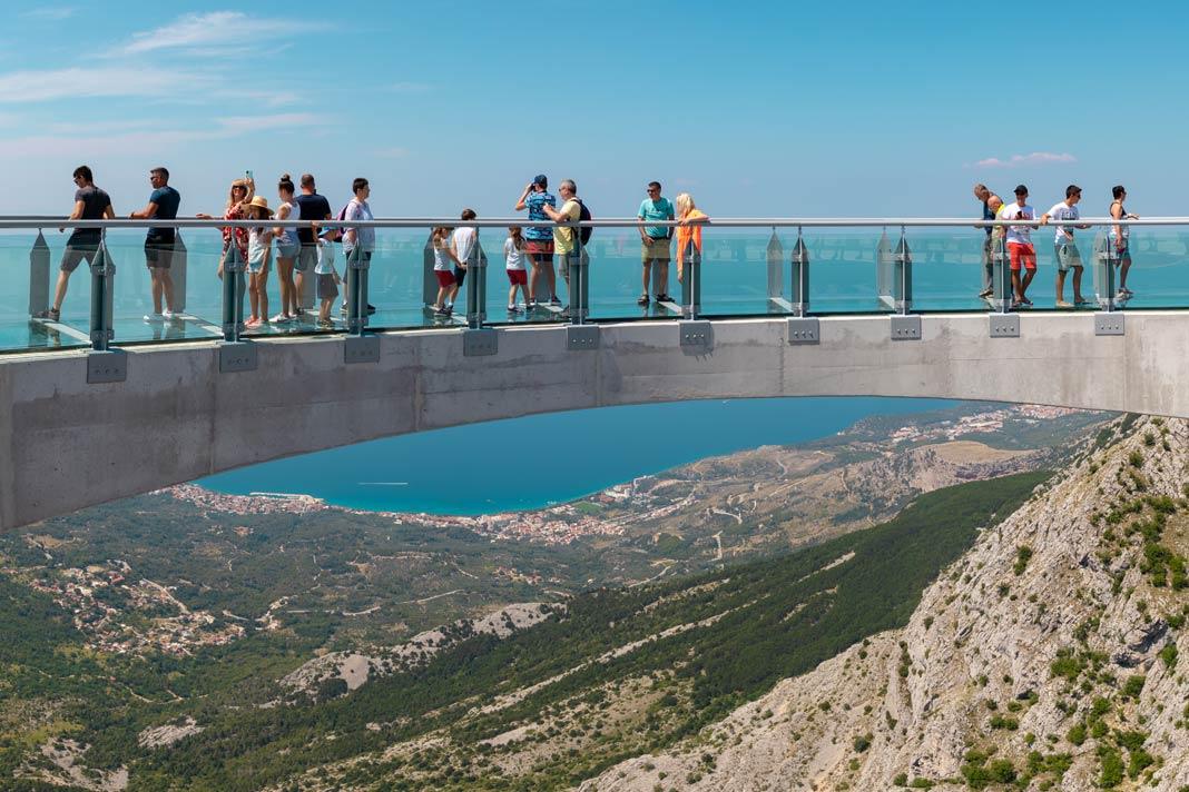 Visiteurs sur le Skywalk dans le parc naturel de Biokovo avec vue sur la mer