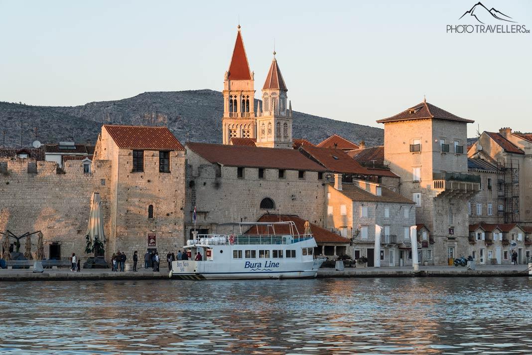 La muraille de Trogir à la lumière du soleil couchant