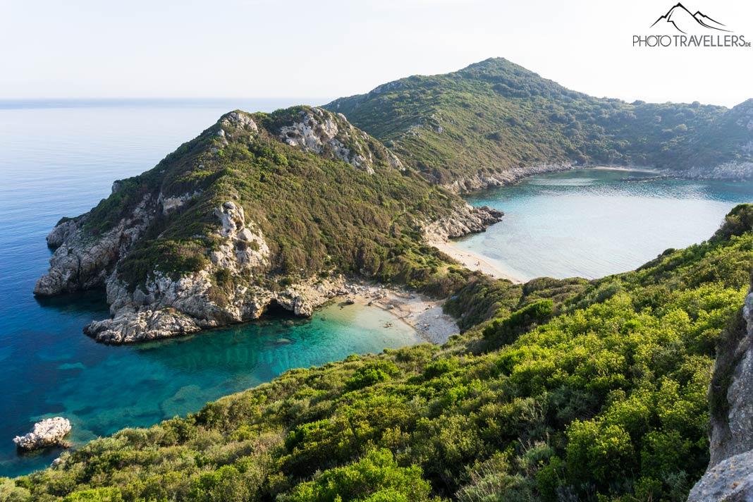 Vista de la doble cala Timoni con dos de las playas más bellas de Corfú