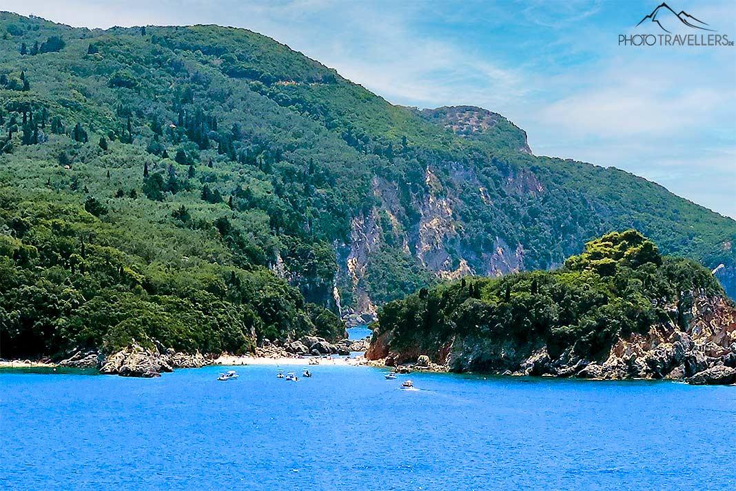 La estrecha franja de arena de Liapades Beach se encuentra entre rocas verdes en la zona