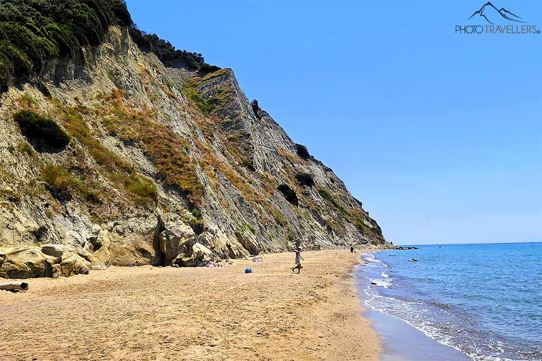 Arena amarilla dorada y rocas de arenisca caracterizan la costa oeste de Corfú