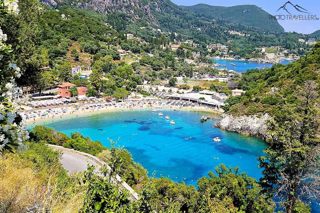 La bahía turquesa de Paleokastritsa está rodeada de rocas y árboles