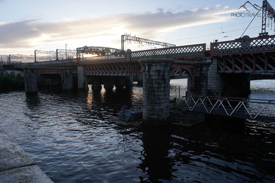 Le Caledonian Railway Bridge à Glasgow au crépuscule