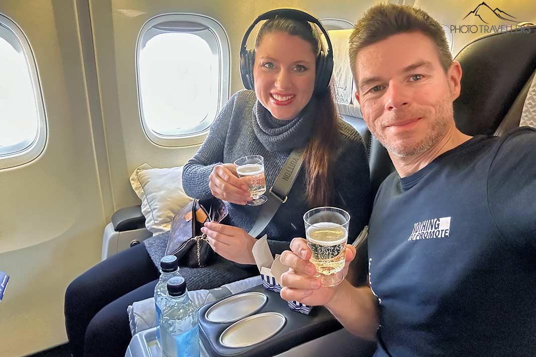 Les blogueurs de voyage Biggi Bauer et Florian Westermann avec un champagne en classe Saga d'Icelandair