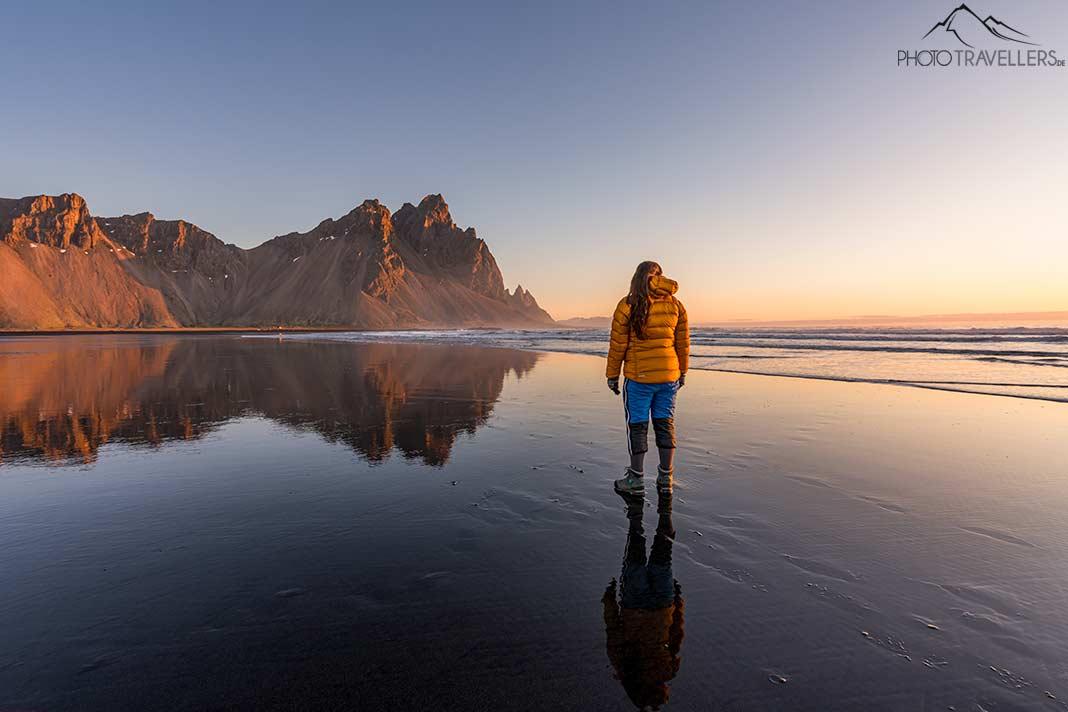 La blogueuse de voyage Biggi Bauer le matin sur la plage de Stokksnes en Islande
