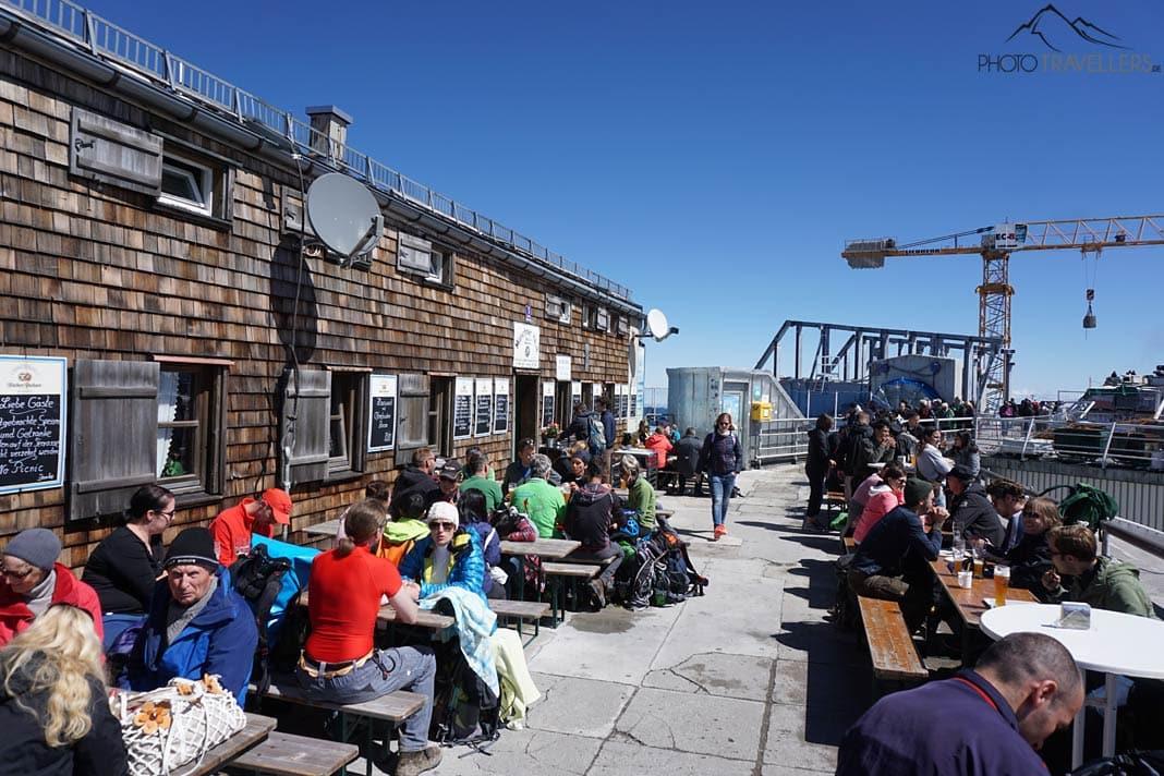 Des visiteurs assis sur la terrasse de la maison de Munich au Zugspitze