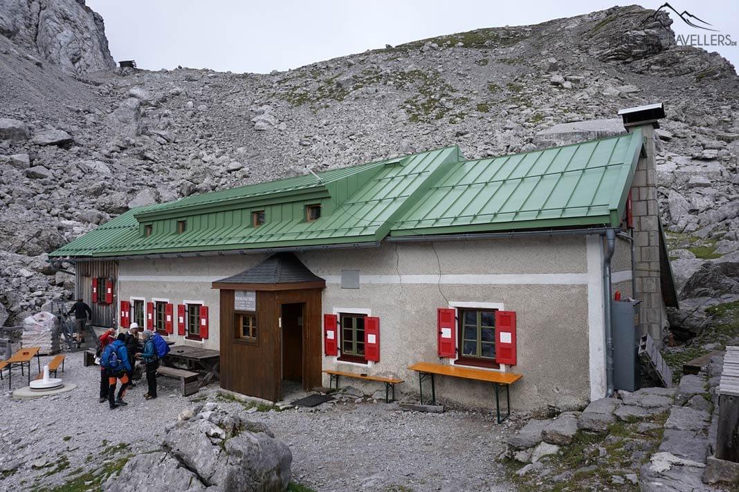 Randonneurs devant la Wiener Neustädter Hütte