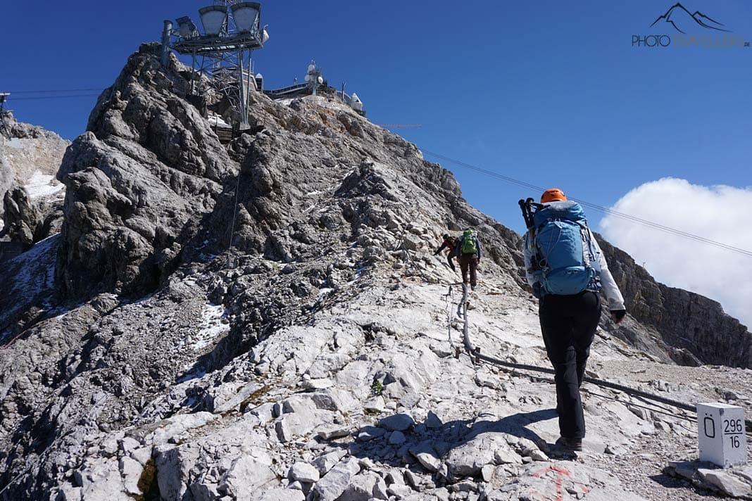 La journaliste de voyage Biggi Bauer sur l'ascension rocheuse vers le sommet du Zugspitz