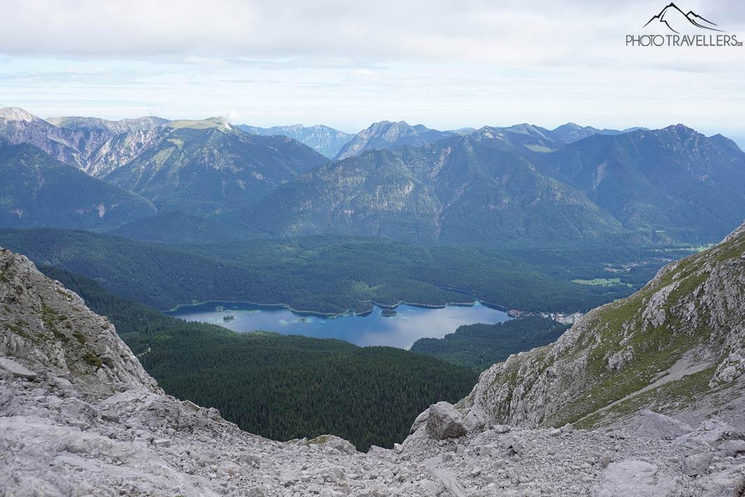 La vue depuis le Schneekar sur le lac Eibsee bleu avec les montagnes en arrière-plan