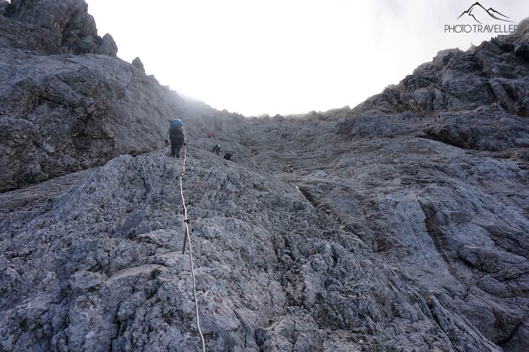 La journaliste de voyage Biggi Bauer grimpe le long du câble du Klettersteig Stopselzieher