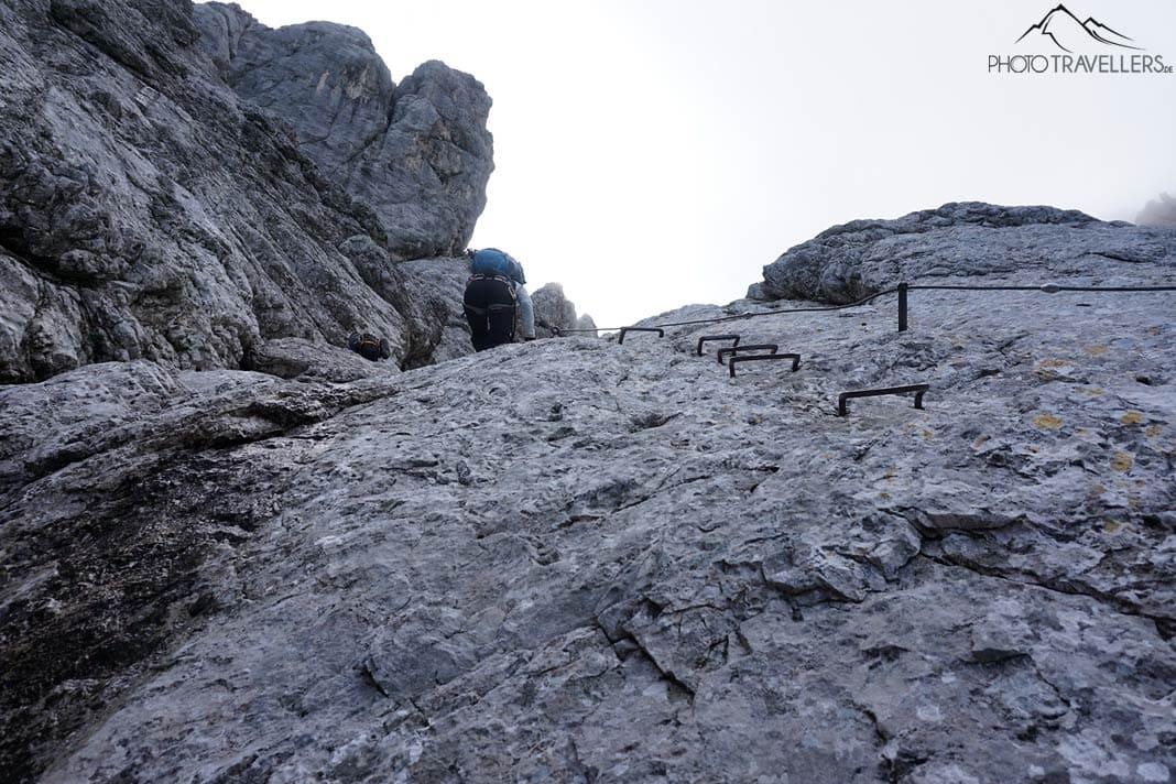 Marches dans la roche sur le Klettersteig Stopselzieher