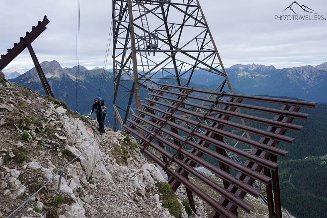 La journaliste de voyage Biggi Bauer passe devant le pilier de la Tiroler Zugspitzbahn