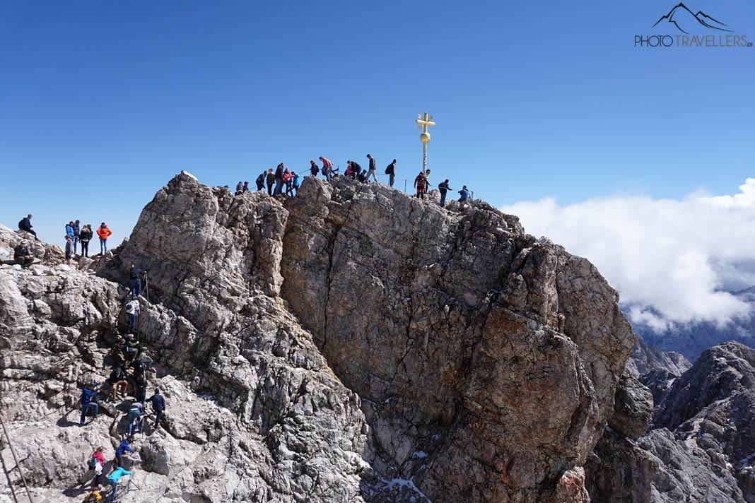 Beaucoup de gens au sommet du Zugspitze
