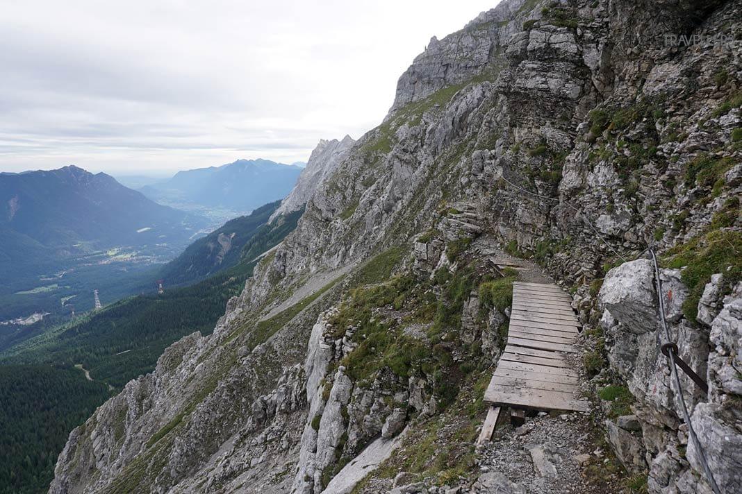 Un pont en bois avec assurance par câble sur le sentier Georg Jäger