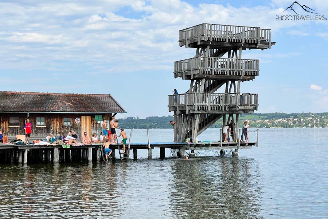 O trampolim da piscina pública de Utting no Lago Ammersee