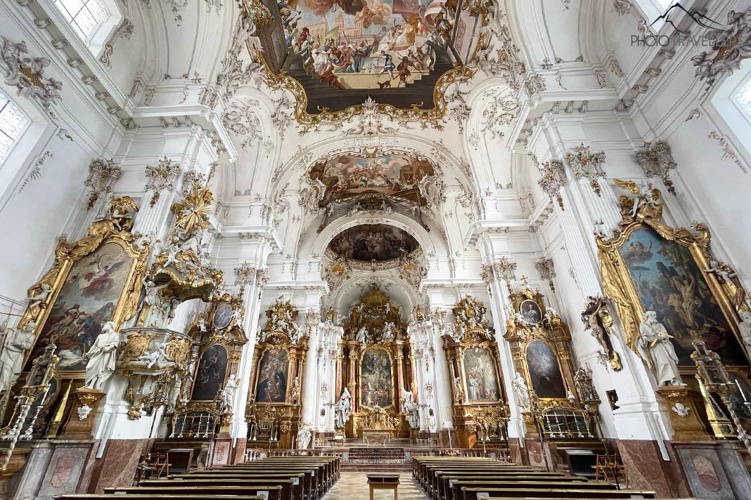 O impressionante interior da igreja Marienmünster Mariä Himmelfahrt em Dießen no Lago Ammersee