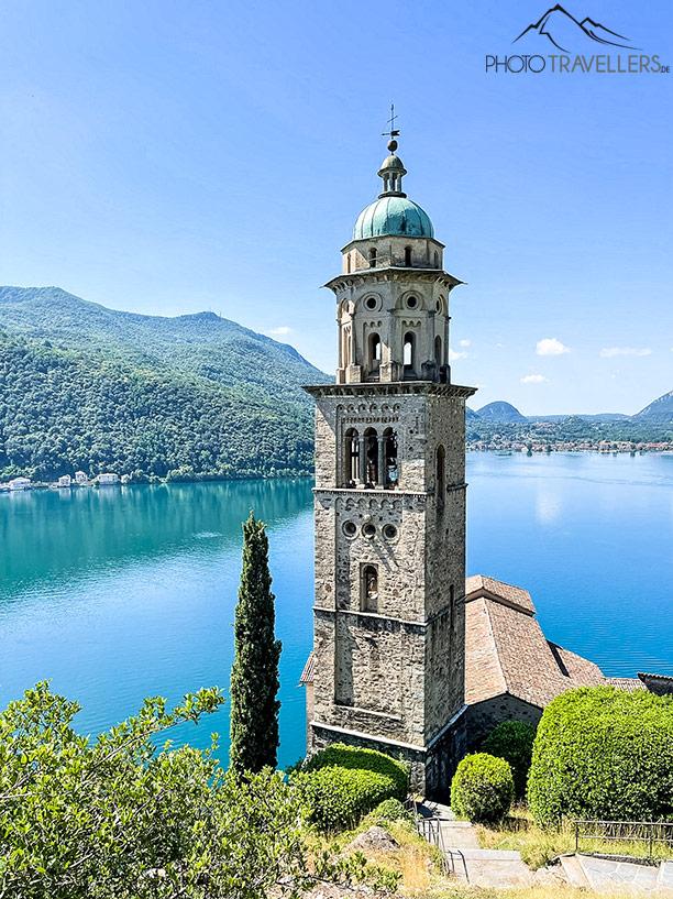 Le clocher de Morcote au bord du lac de Lugano