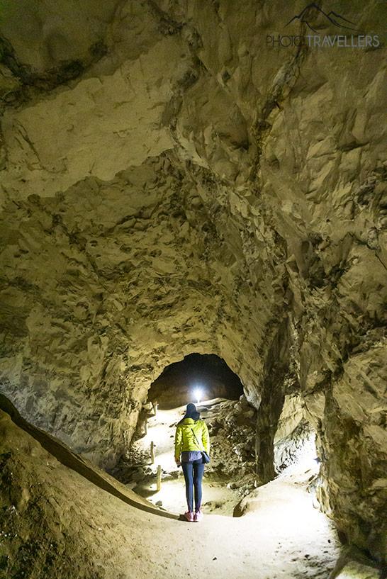 La blogueuse voyage Biggi Bauer dans un couloir des Grottes de Mønsted