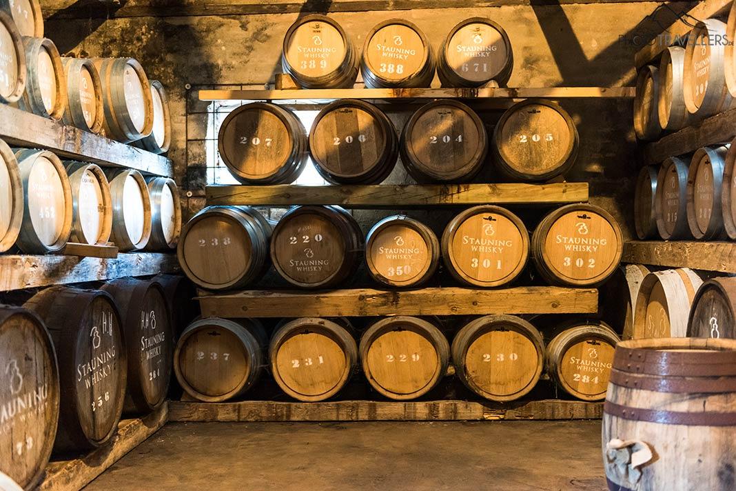Fûts de whisky à la distillerie Stauning Whisky au Danemark