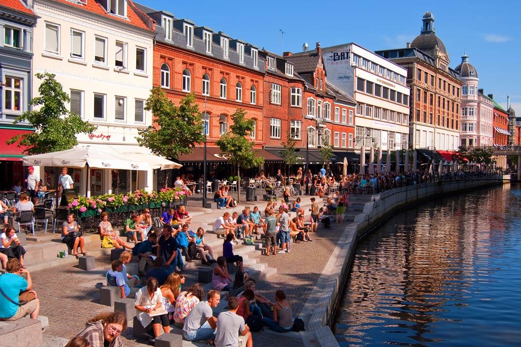 Des gens au canal d'Aarhus