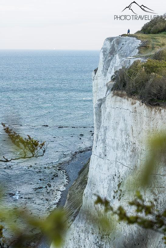 La blogueuse voyage Biggi Bauer sur les falaises de Mons Klint