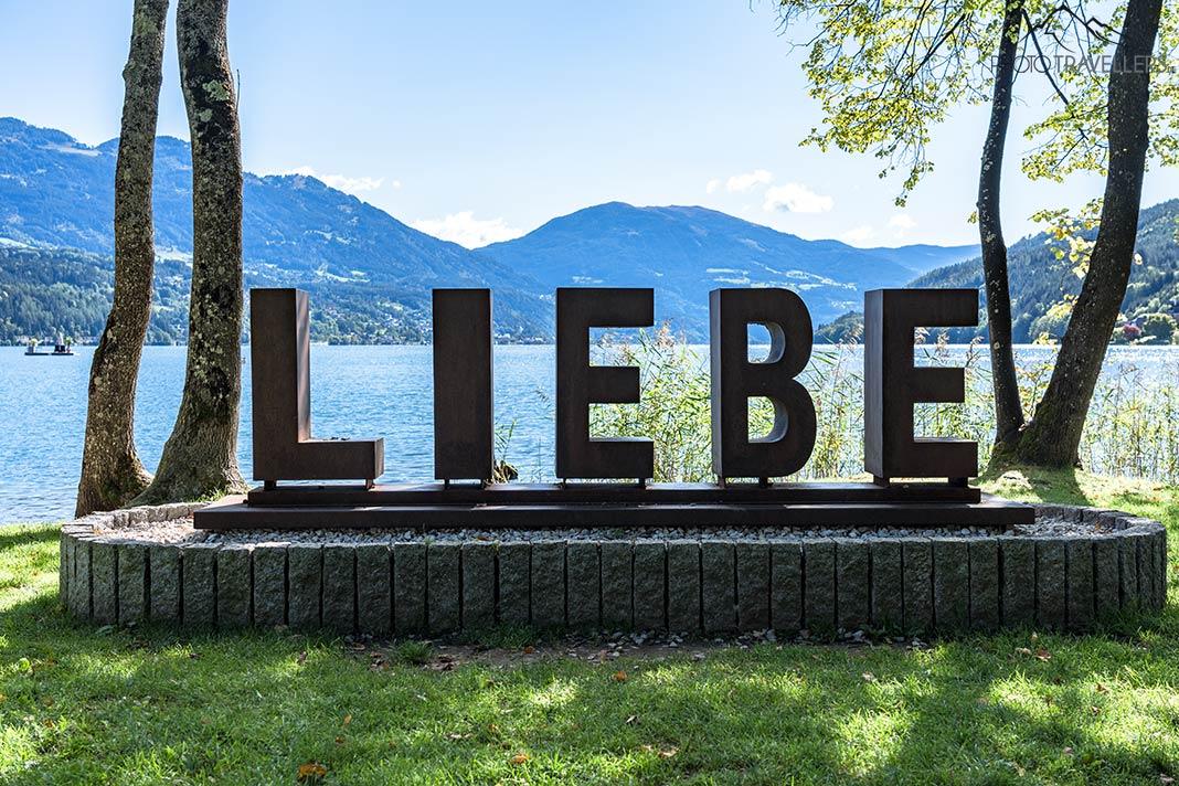 L'inscription 'Amour' dans le parc Klinger au bord du lac de Millstätter