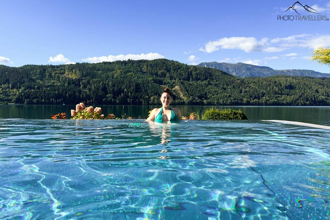 La blogueuse voyage Biggi Bauer dans la piscine de la maison de bain de Carinthie au bord du lac de Millstätter