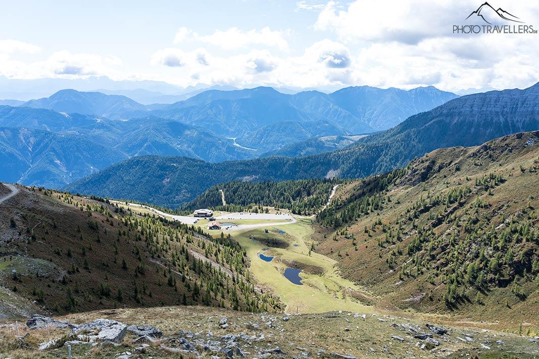 La vue depuis le Goldeck sur le parking Seetal avec la cabane Wieser