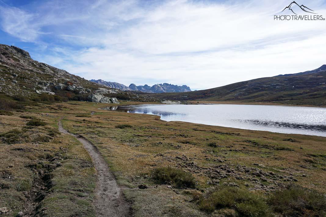 Le sentier de randonnée qui contourne le Lac de Nino